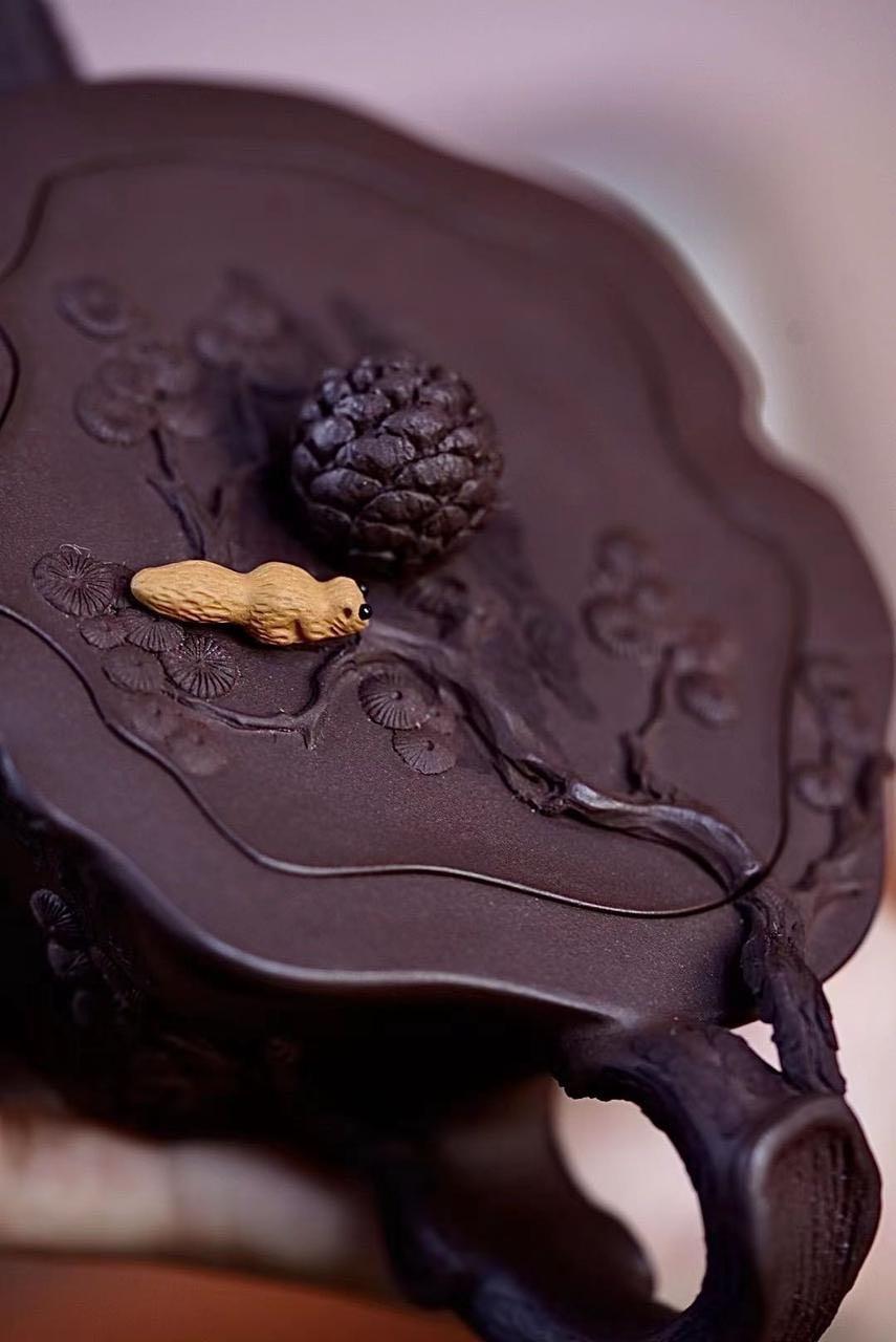 关于宜兴陶瓷的传说有很多，从四五千年前的原始社会，就有陶瓷出现了，一直到清代陶瓷