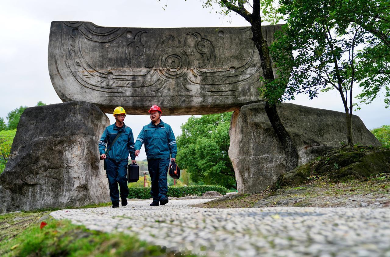 满格电点亮文明光】11月19日，@国网余姚市供电公司 员工来到余姚市河姆渡遗址博