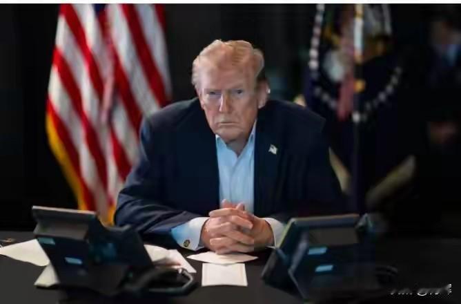 一个重伤的飞行员，躲在伊朗2100米高的山缝里。
他发出的求救信号，第一个怀疑他