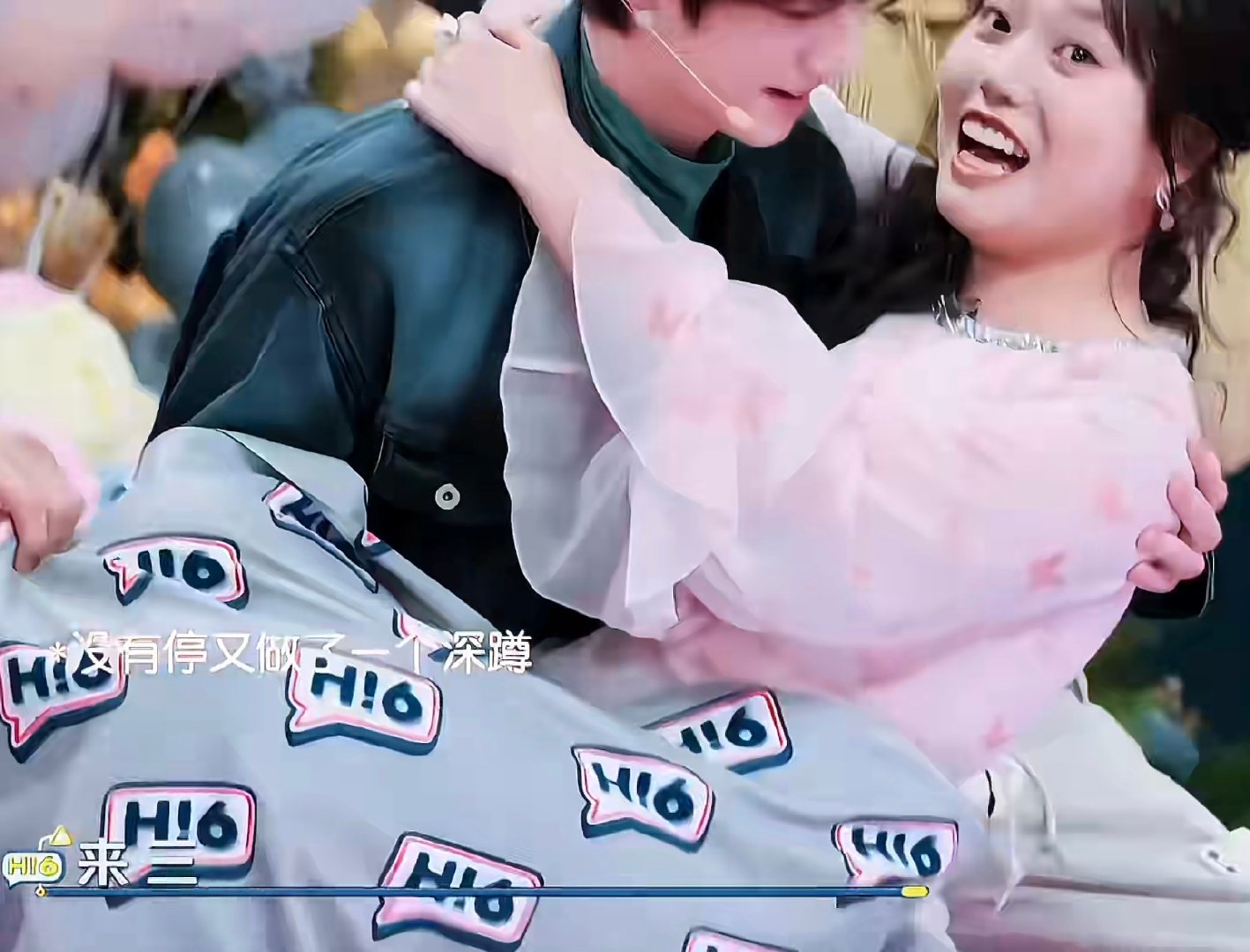 赖伟明抱李雪琴做深蹲你好星期六赖伟明力气也太大了，稳稳抱住李雪琴完成深蹲，安全感