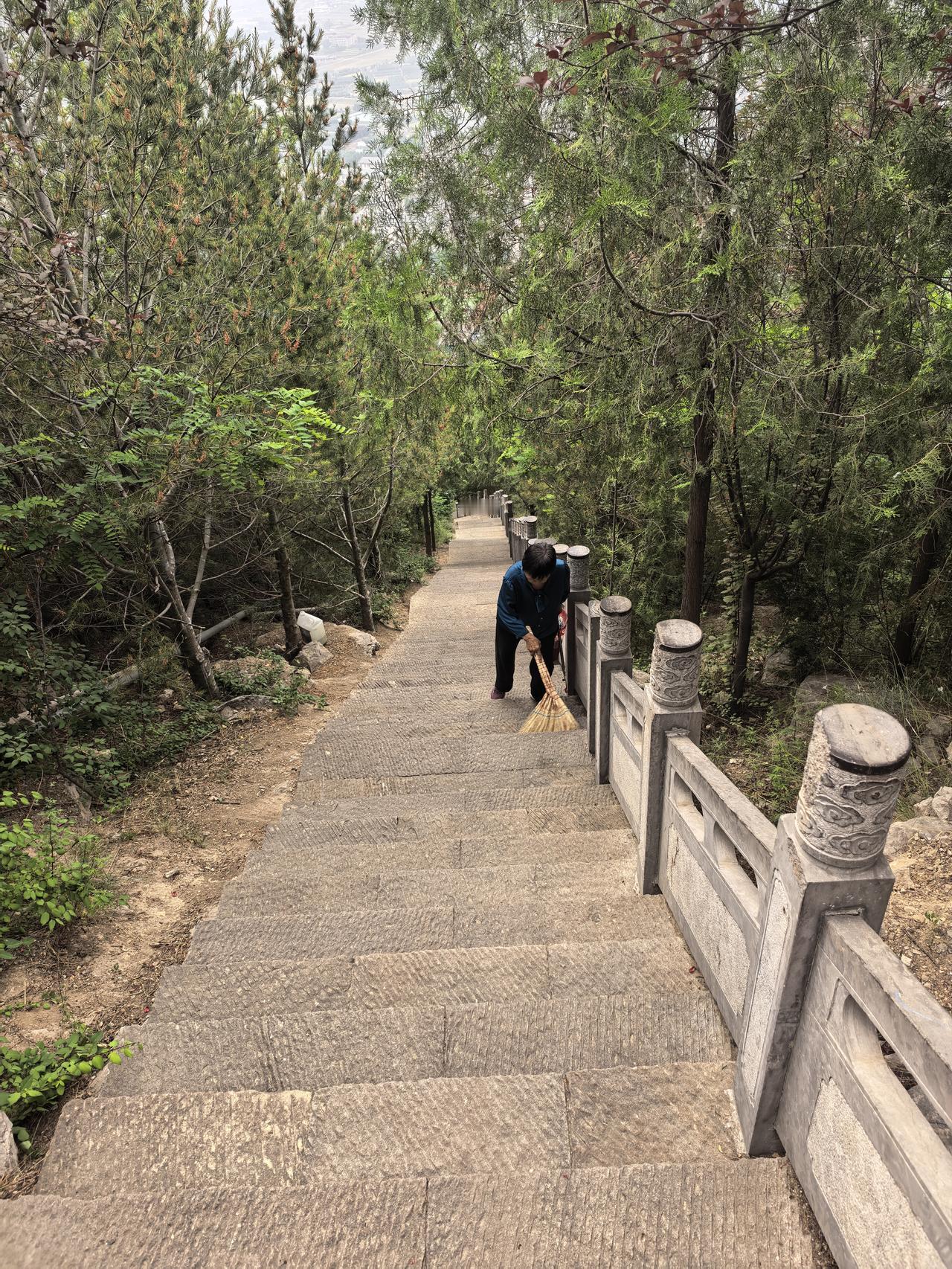 从象山下来，遇到一位打扫台阶的大姐，调侃了一句，你这活好，挣了钱观了景。大姐笑了