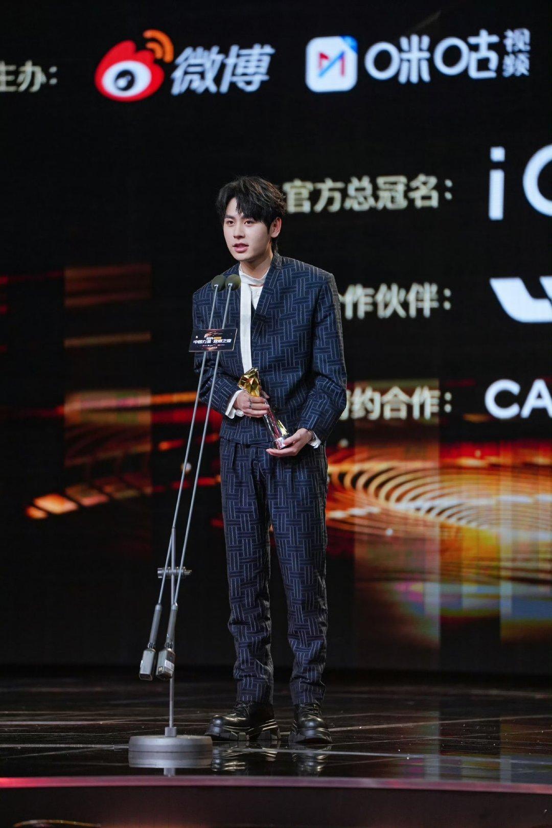 无畏NoFear 🍑心光自为引多远都无畏 你的存在就像一首未完成的诗，每一个瞬