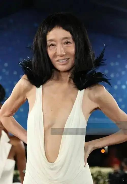 76岁的王薇薇，这个年纪还能穿成这样，这份勇气和状态，你服不服？评论区告诉我？