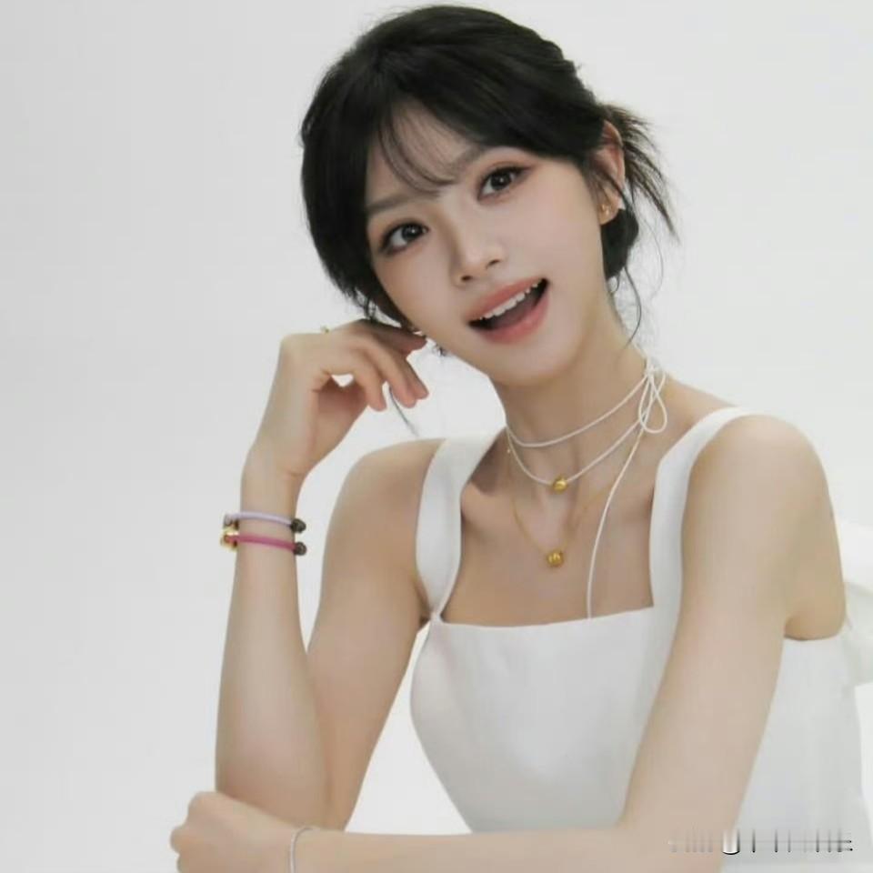 2026年4月27日，知名造型师金鹤龙晒出为田曦薇打造的新妆容后，田曦薇白茶甜妹