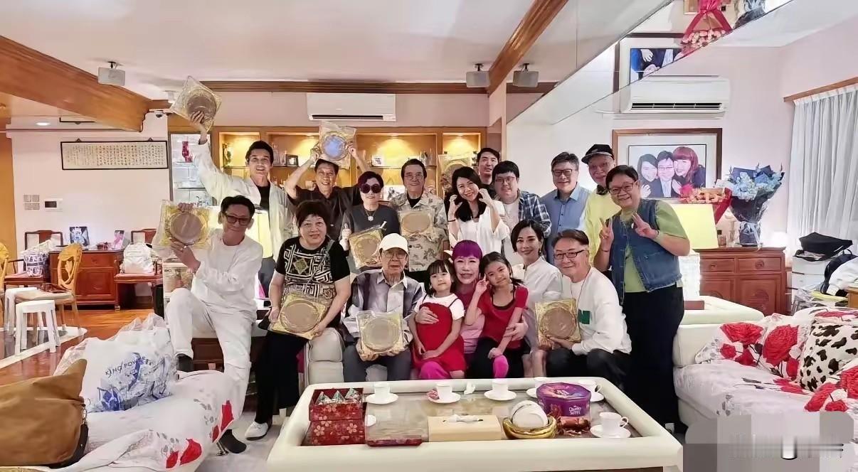 港圈老友聚会图鉴
94岁胡枫精神矍铄，富婆寿星紫发围裙亲自下厨！
张铎陈松伶夫妇