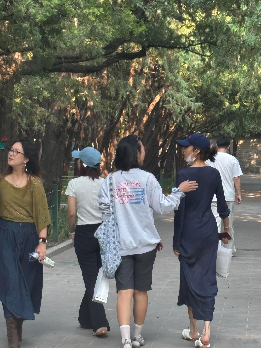地坛公园偶遇孙千看孙千这身打扮，真的把松弛感拿捏得死死的。孙千和朋友逛地坛公园 