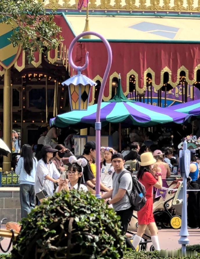 港迪偶遇吴倩张雨剑 吴倩、张雨剑同游香港迪士尼又被偶遇了，这是吴倩张雨剑 复合 