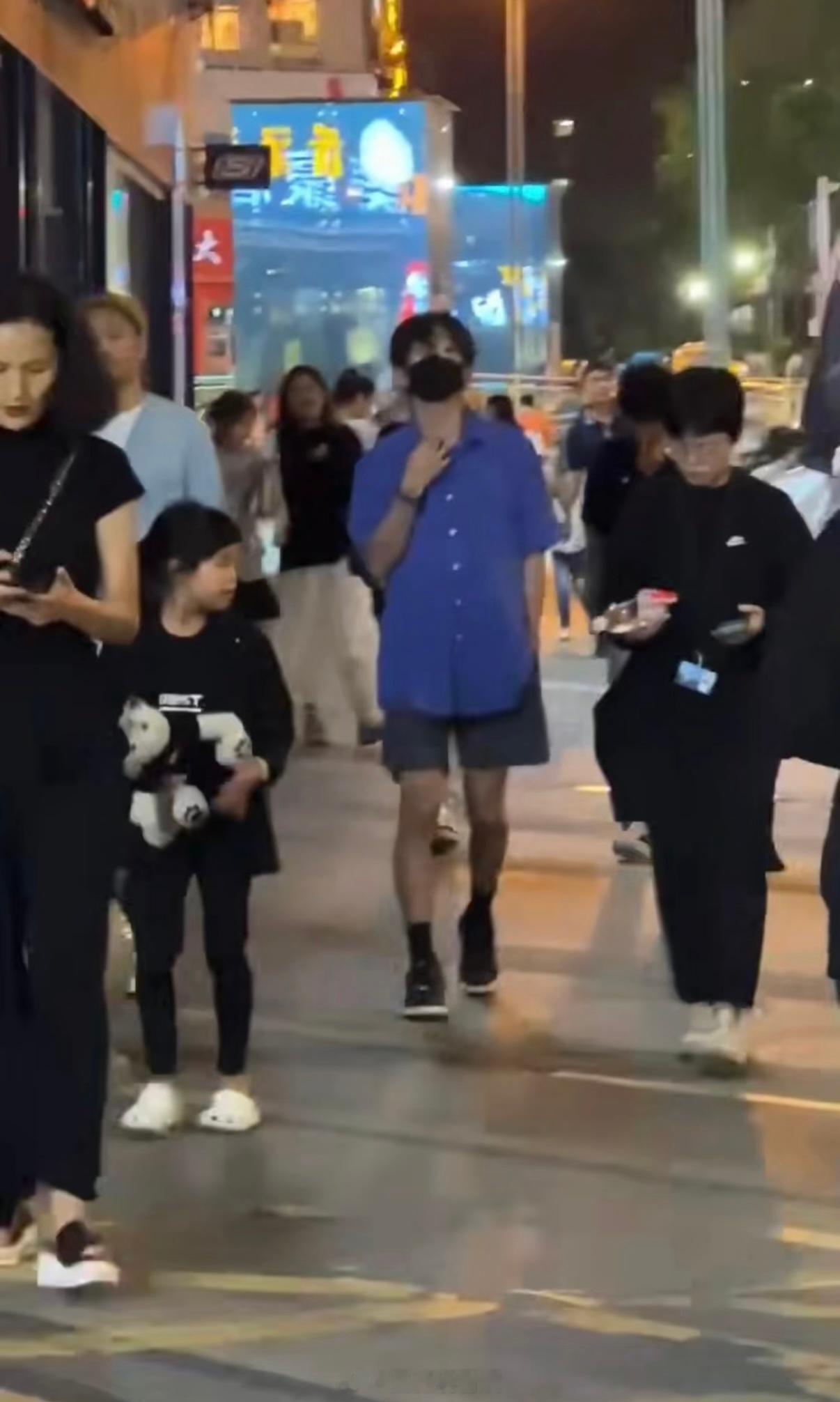 总在意想不到的地方偶遇易烊千玺翻相册才发现，原来好多平平无奇的小角落，都被他悄悄