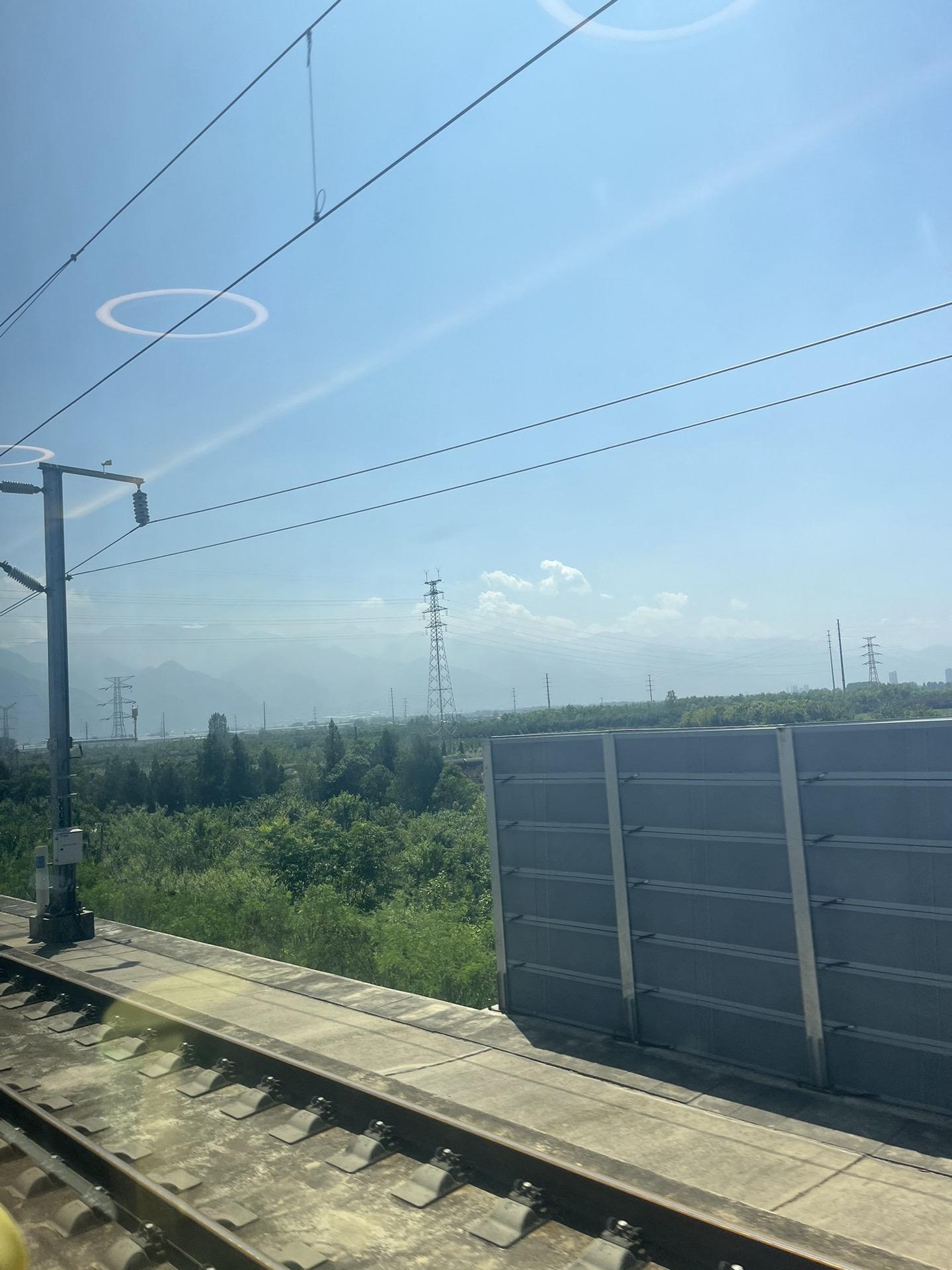 有的人就是可以一半爱着你，一边跟别人在一起。 这个逻辑并不难理解， 他...