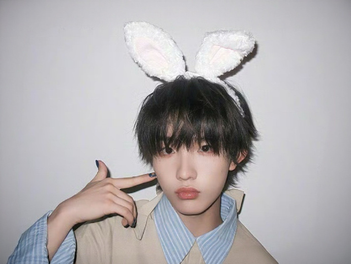 苏新皓ELLE人生四格 苏新皓ELLE人生四格，两套造型都很简单，却透着满满的清