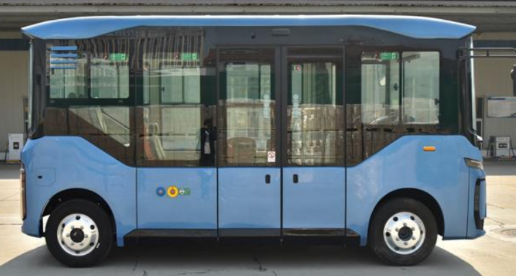 南京金龙的0后悬公交车，注意这车长才5.45米，额定载客最多19人 ​​​
