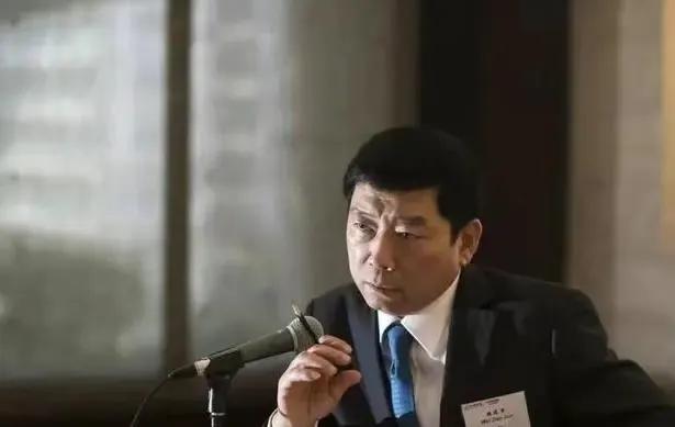 魏建军他带领长城汽车员工积极参与公益活动，用实际行动回馈社会。魏建军对社会公益事