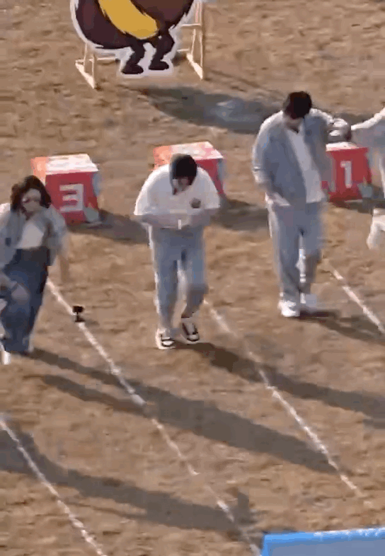 第一次在综艺里看到旱地游泳比赛旱地练游泳是什么魔鬼设定啊！简直是旱鸭子天菜！魏大