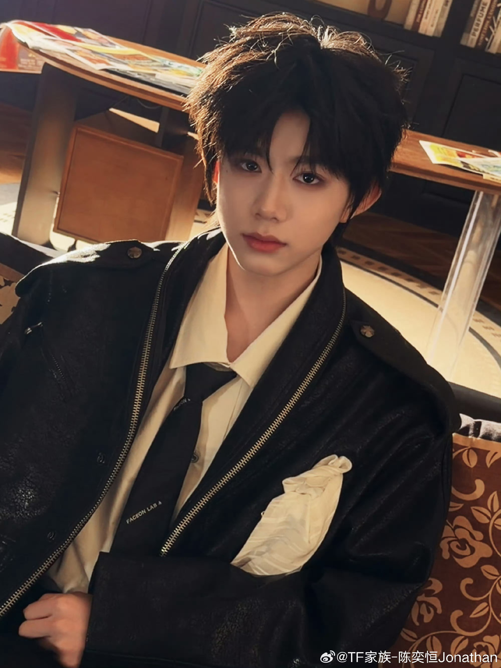 陈奕恒扭脖这一下 陈奕恒更新九宫格📷黑白look光影下勾勒少年魅力扭脖这一下狠