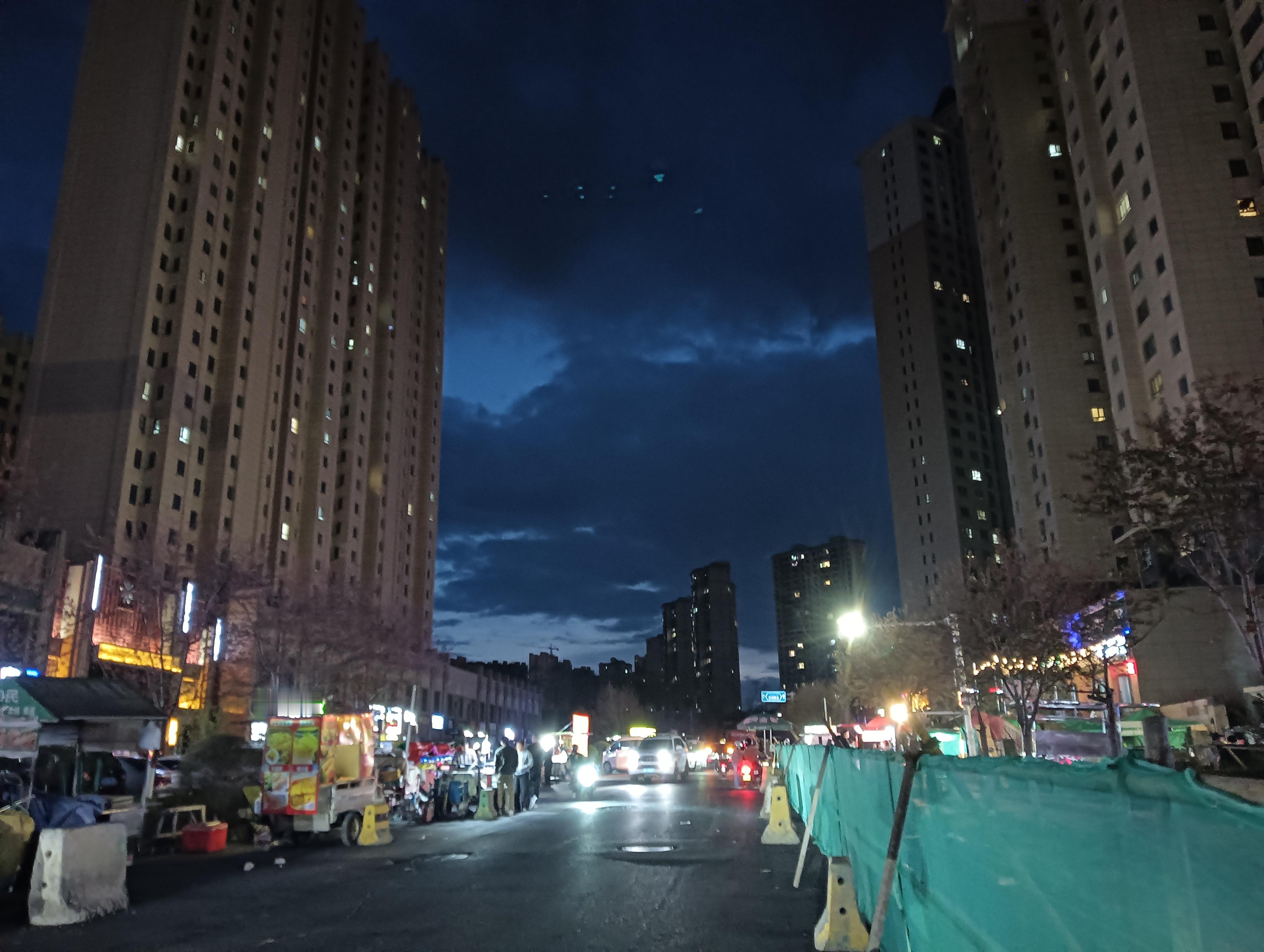 真的好喜欢天黑时候的外面别样的好看，真的很舒服 