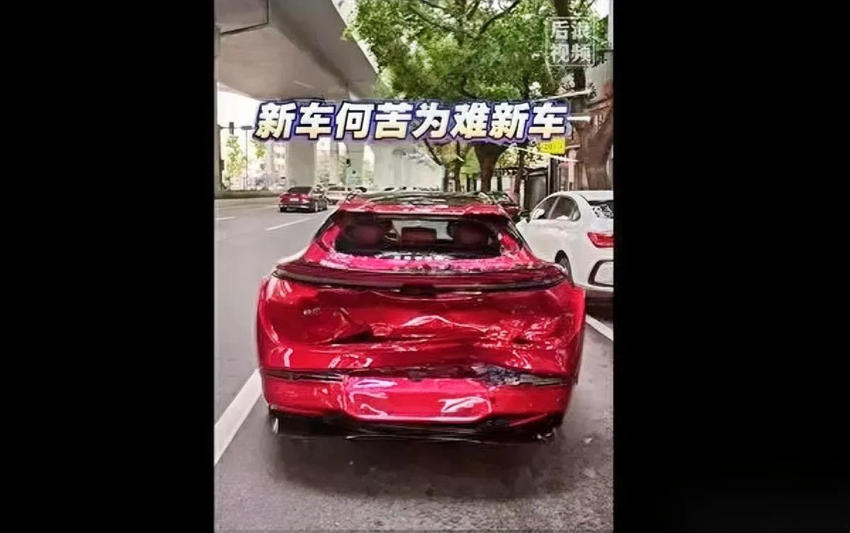 刚提新车

出门才半小时

你猜撞上来的是谁？

前阵子那段交通事故视频刷爆全网