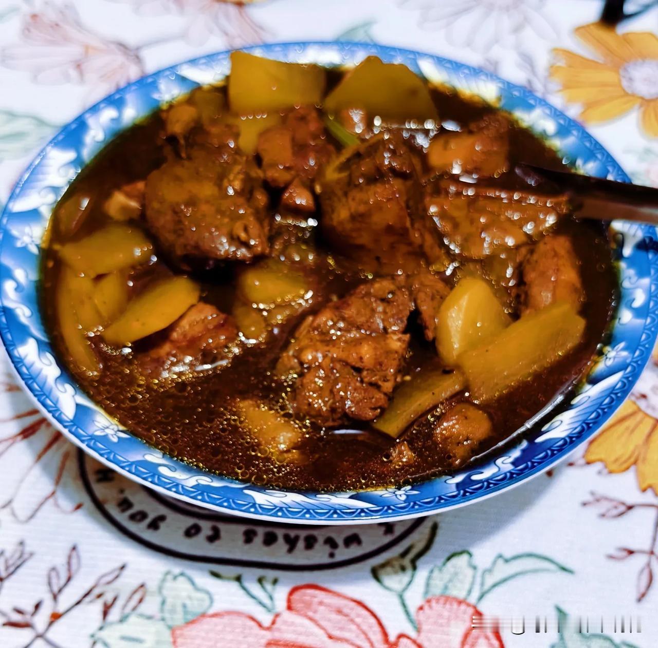 下午从孩子那边回来有点晚了，回到家点了一份外卖，酱香炖鸡块，咸鲜口味，微辣，一份