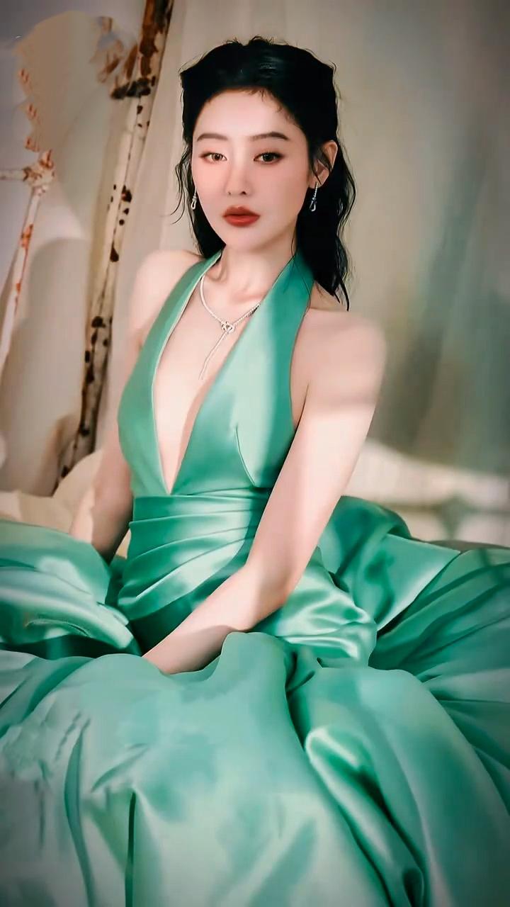 张天爱腰肢纤细曲线曼妙，将英气与性感完美融为一体[送自己一朵花][送自己一朵花]