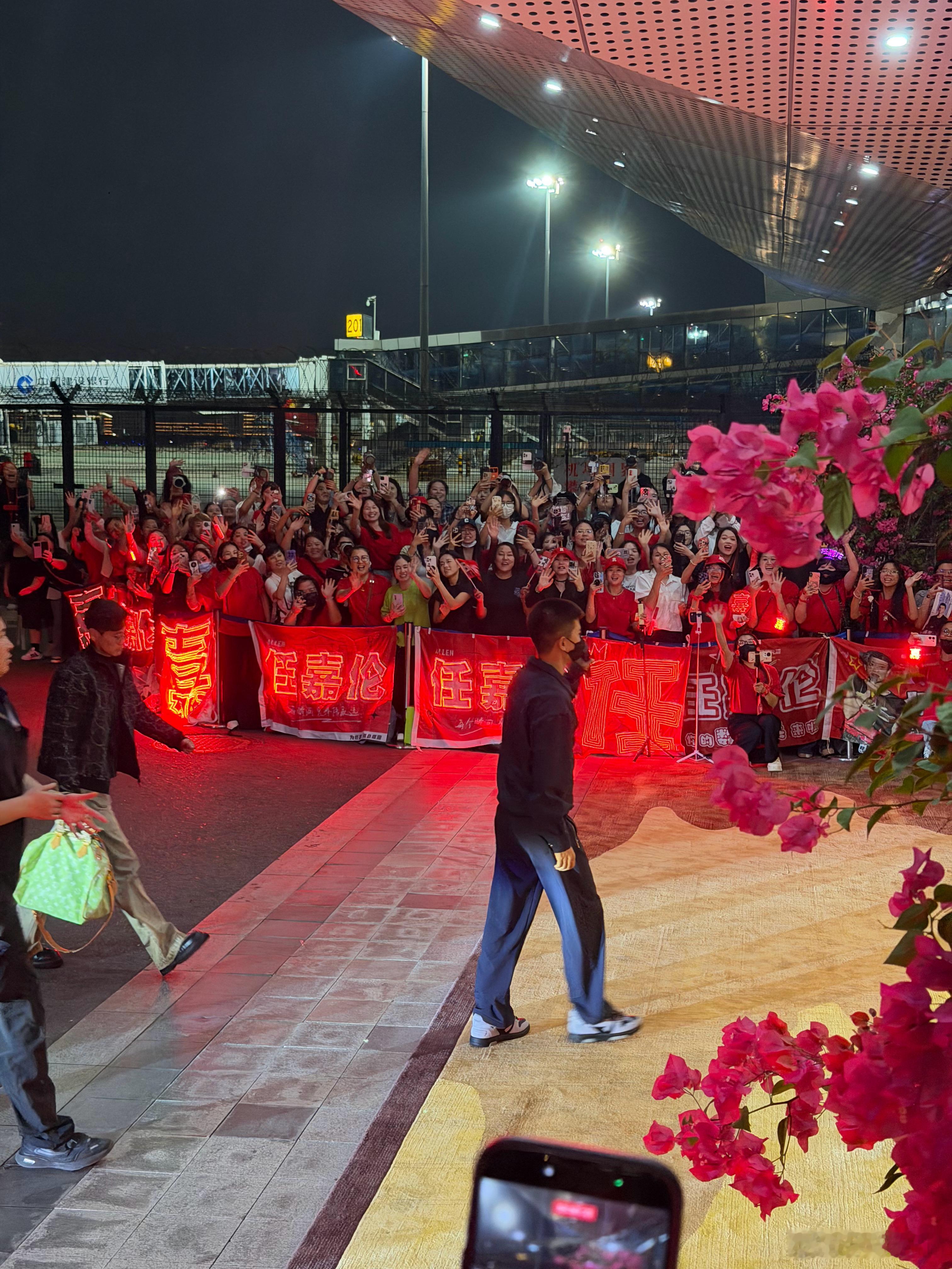 厦门嘉人为任嘉伦来厦门的周大生线下活动准备的应援排面简直不要太用心～ ​​​