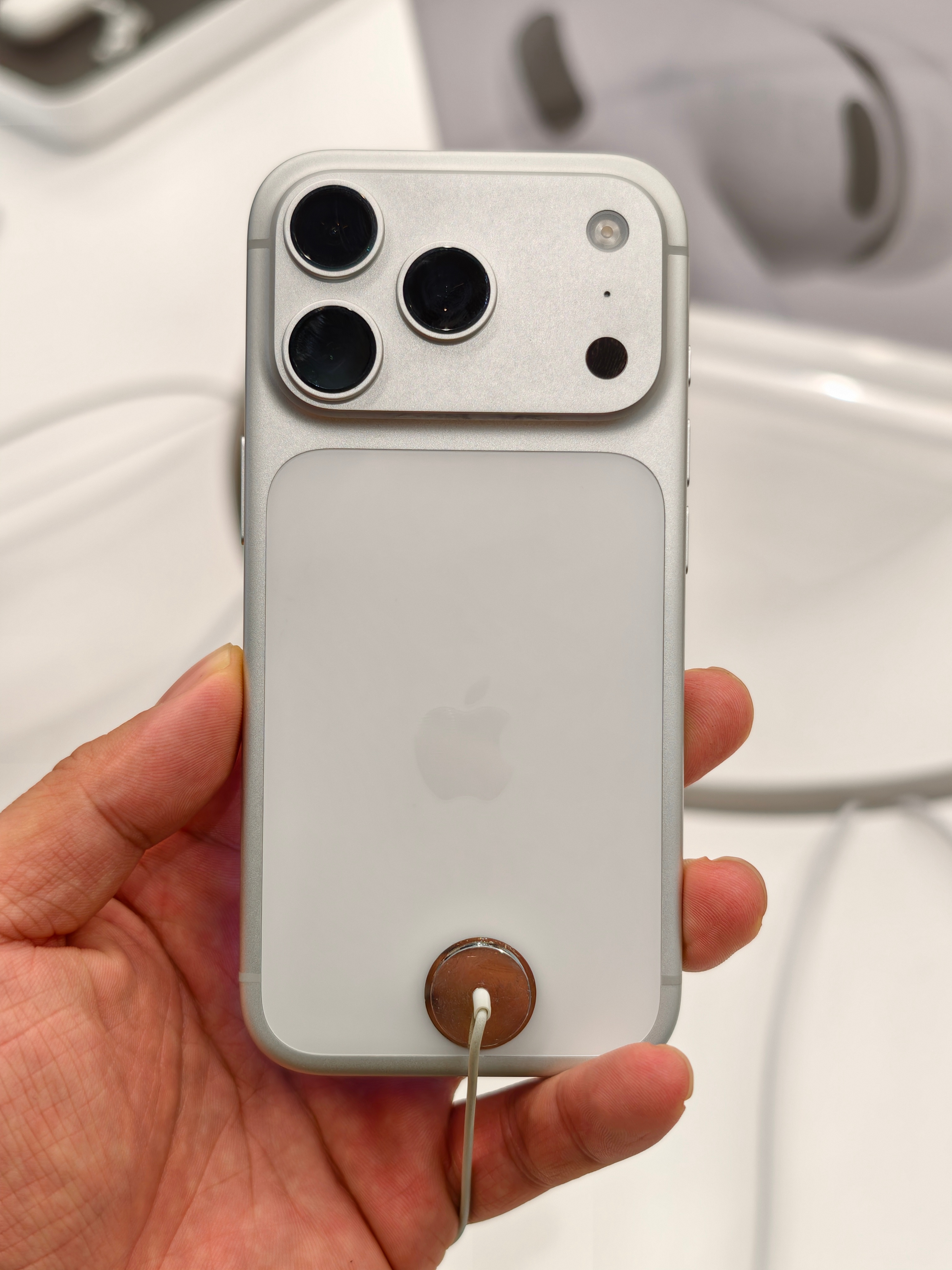 第一批iPhone17贴膜受害者出现了你的iPhone 17贴膜了吗？今年铝合金