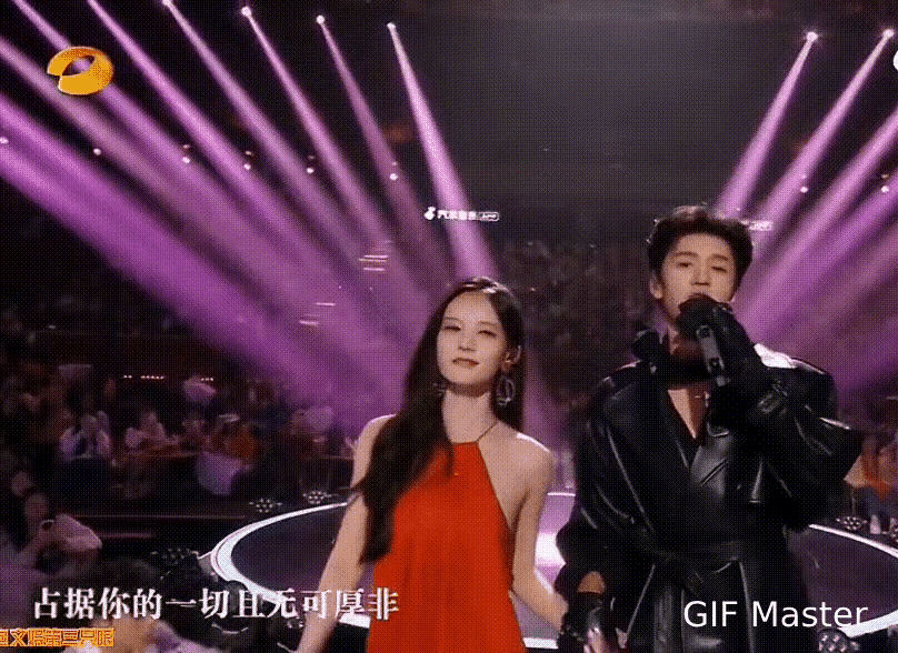 忘记举话筒，假唱太尴尬？李一桐和陈哲远小年夜的舞台表演本来可以大出圈，结果网友发