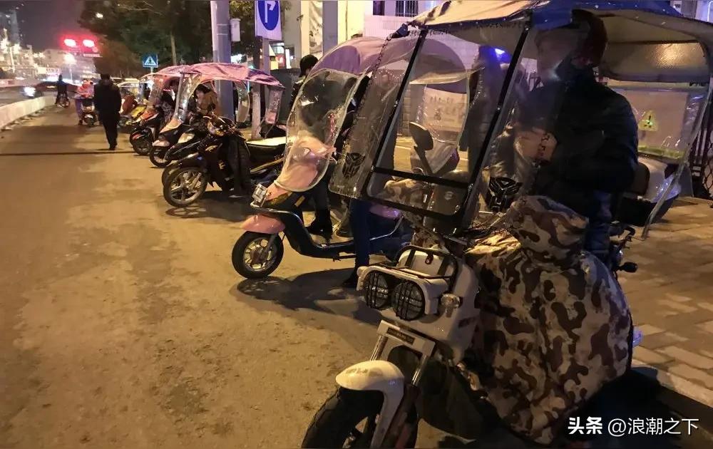 晚上寒风中接孩子放学，无意中听到两位女家长（A和B)的谈话，感觉天更冷了……A说