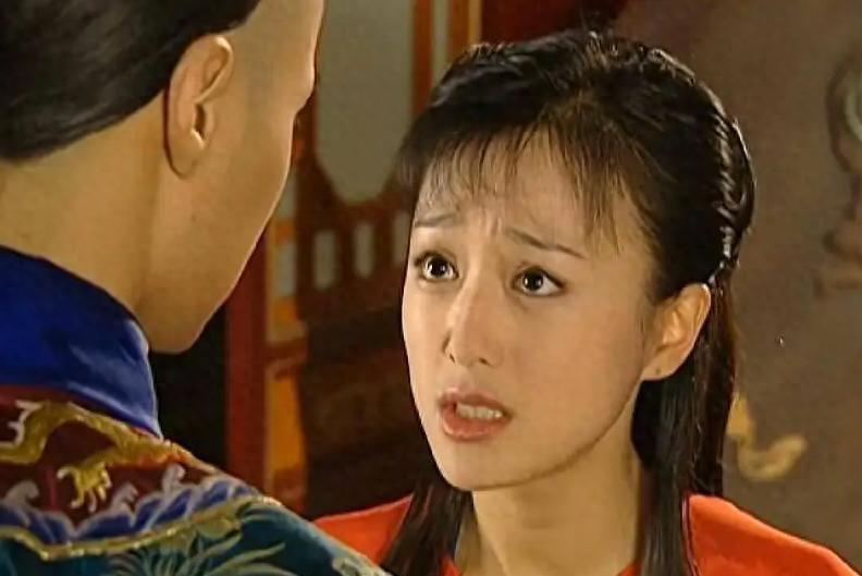 小燕子和知画谁才是正妻？从睡衣和旗头细节看当家主母身份，一眼分辨主次！
1754
