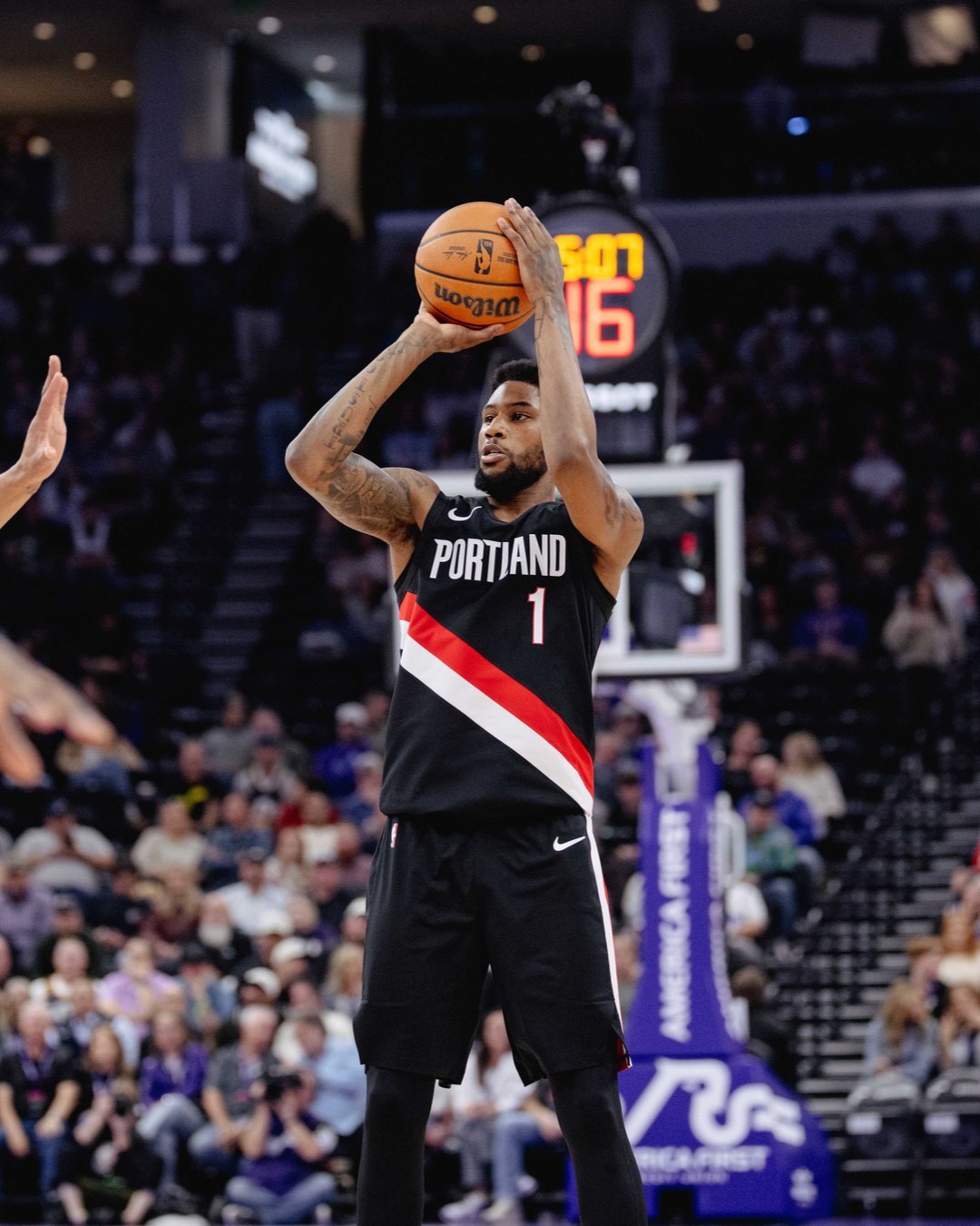 波特兰开拓者队后卫布莱克·韦斯利在今天成功接受右脚第五跖骨基部骨折手术后，将缺席