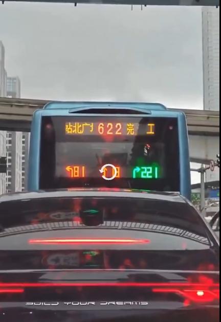 这就是中国和世界的真实差距。
一个公交车后屏显示红绿灯信息的视频让外国人见识到了