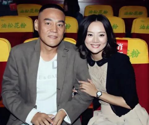 一次，巍子问葛优：“优子，你不拍戏的时候去干嘛呢？总见不到人。”葛优挠挠头：“我