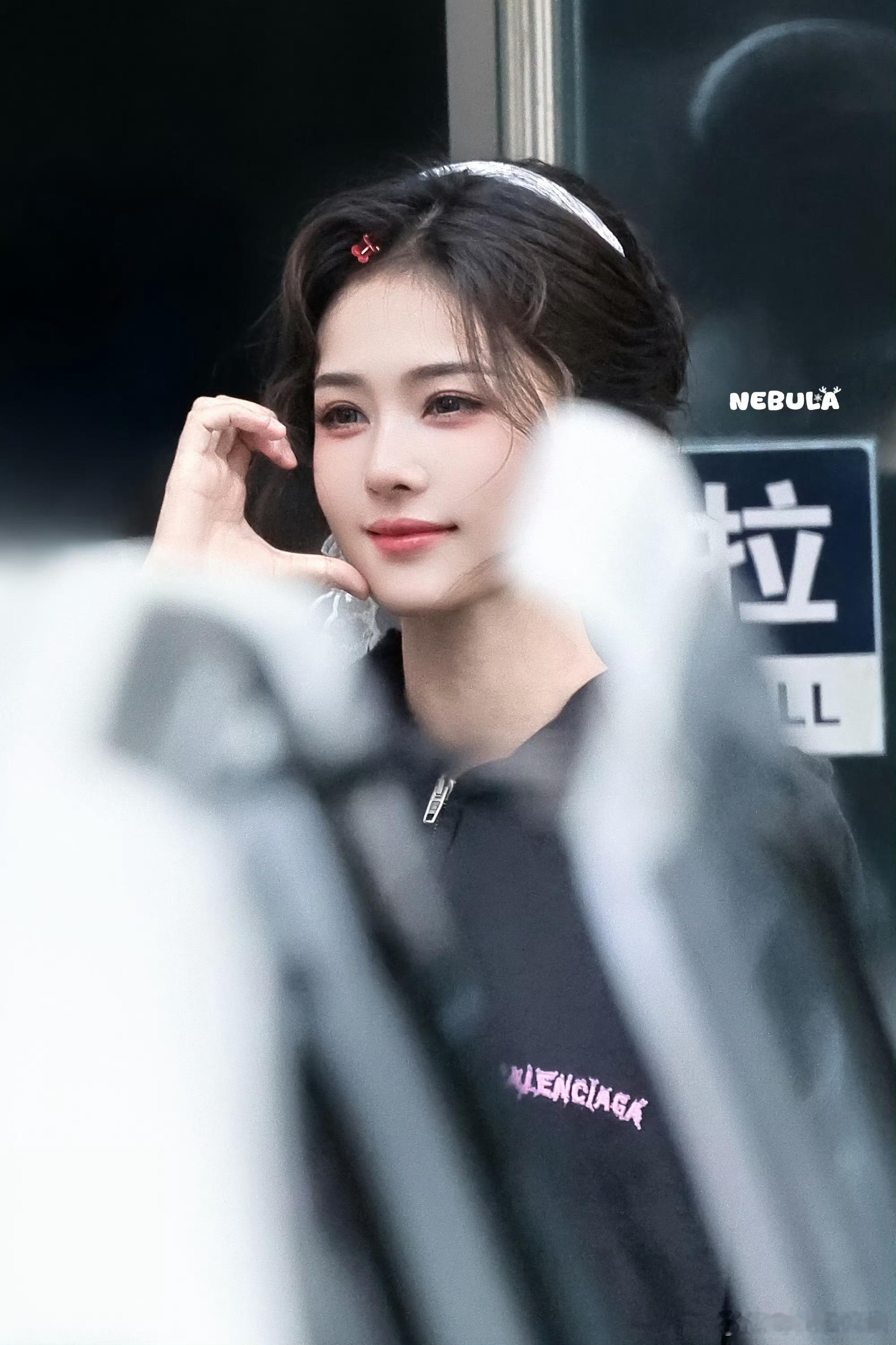 白鹿你随便吧  女神hi6上班路透都这么美…风都偏爱此女  好想看白鹿好想看莫离