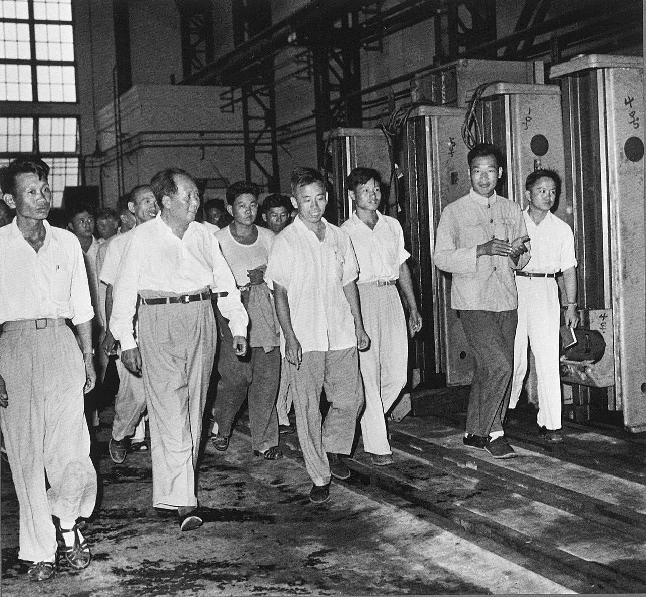 1958年，湖北武汉的重型机床厂里，阳光透窗而入，映照着一段意义非凡的历史时刻。