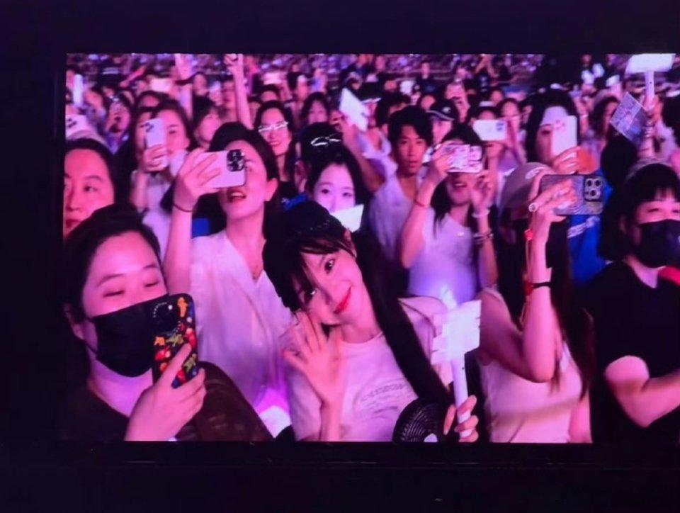 哇塞，田曦薇 去看林俊杰演唱会啦！！大屏幕上好可爱漂亮的一只萌宝[太开心][可爱