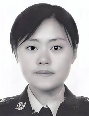 女警王雪，在抓捕盗车贼中与歹徒殊死搏斗中，身中十三刀，送往医院抢救无效不幸牺牲，