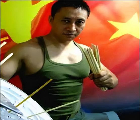 2008年，“拳王泰森”和“中国保镖之王李旭”在酒吧相遇。泰森说：“我不相信你能