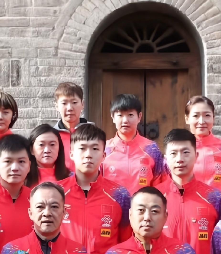 考古2019年南梁老合照，一眼就被戳中了✨
 
翻到这张国乒在南梁革命旧址前的集