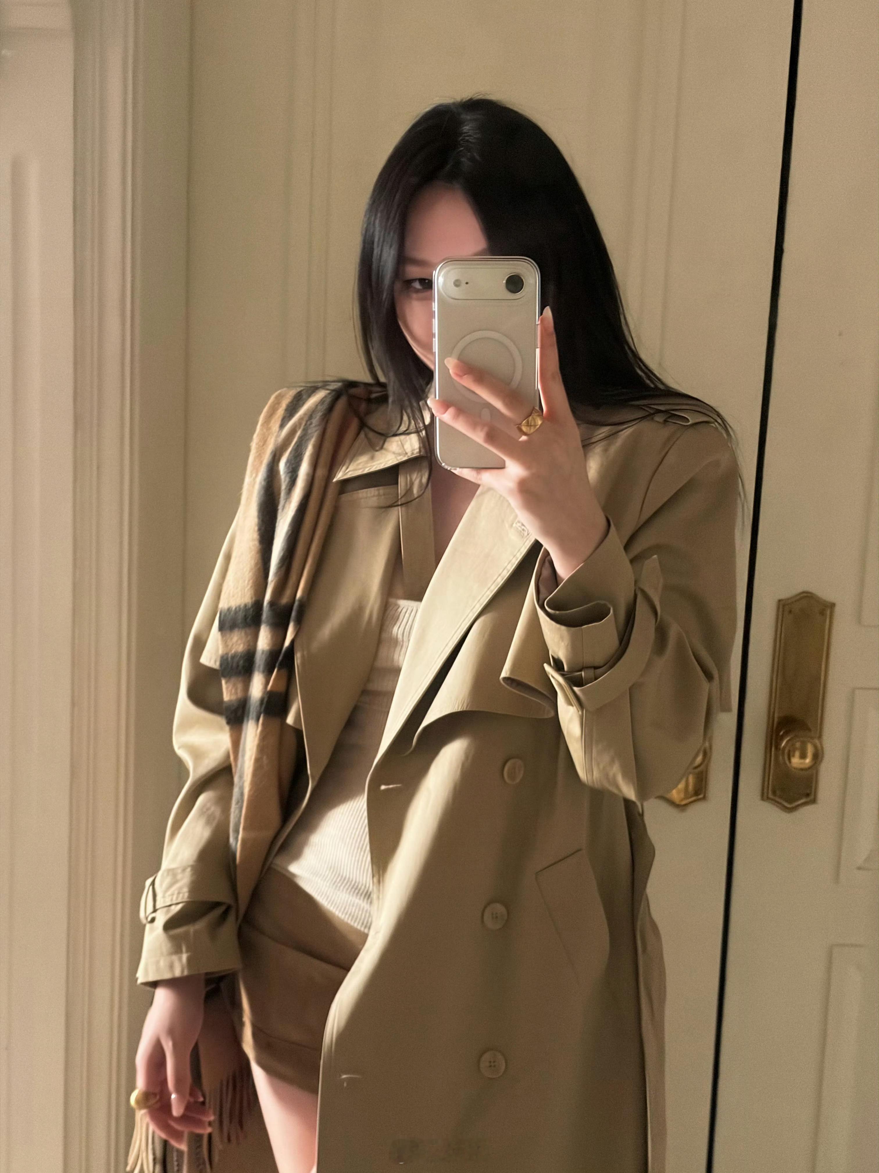 难得刷到一个好看的小姐姐在用iPhone Air！ 