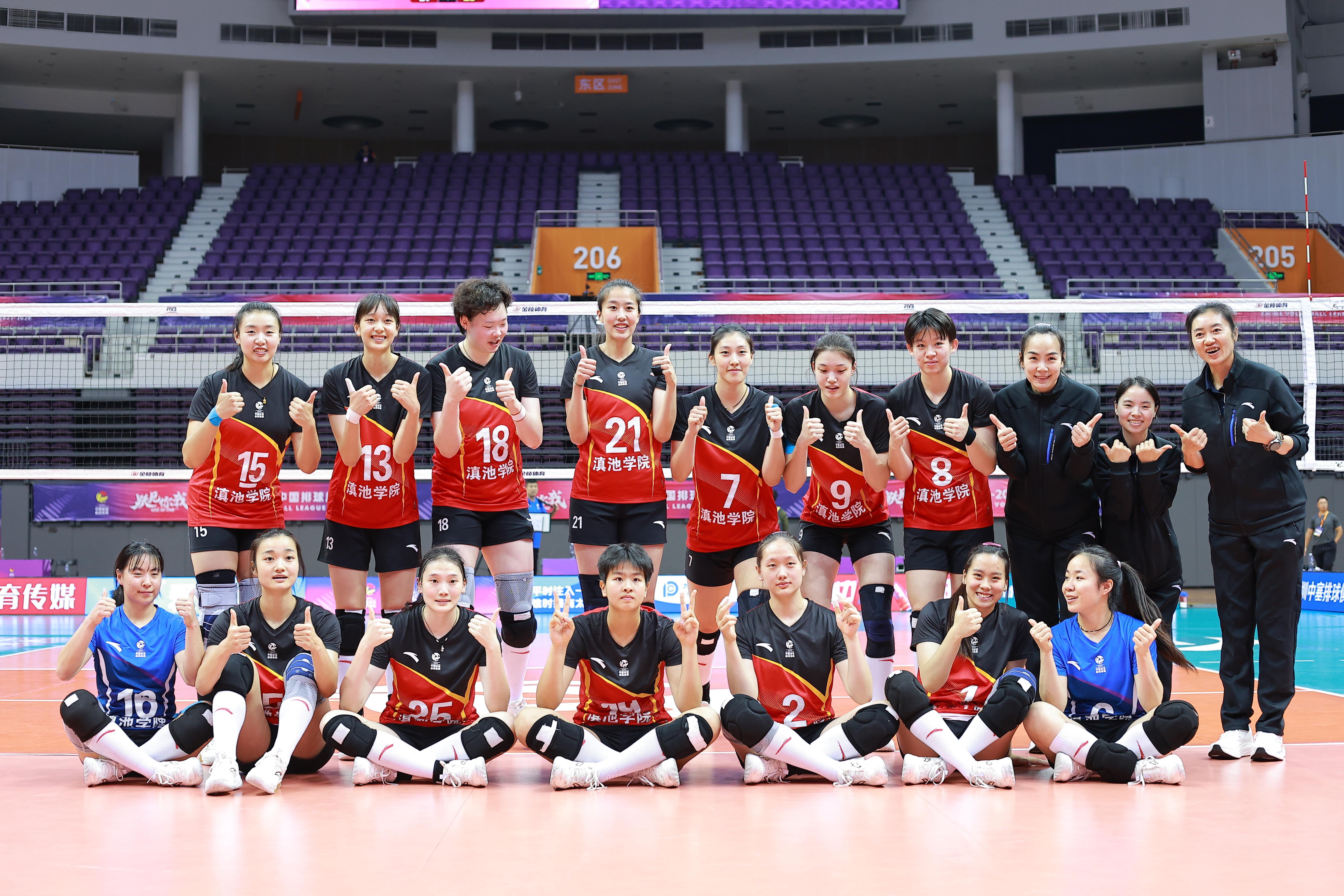 来一张获胜后的大合照云南队目前排名小组第二2025-2026中国女排超级联赛