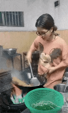 图一：妹子那一手炒粉手艺，属于什么级别的存在？感觉都有点眼花缭乱了。
图二：怎么