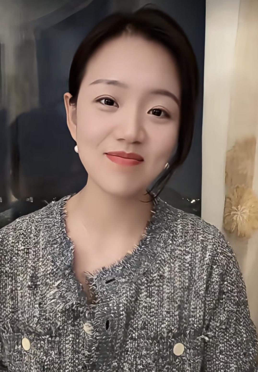 女生怎么搭配服装才能又酷又美如图这位美女在视频里讲了一段话，这里不重复美女所讲的
