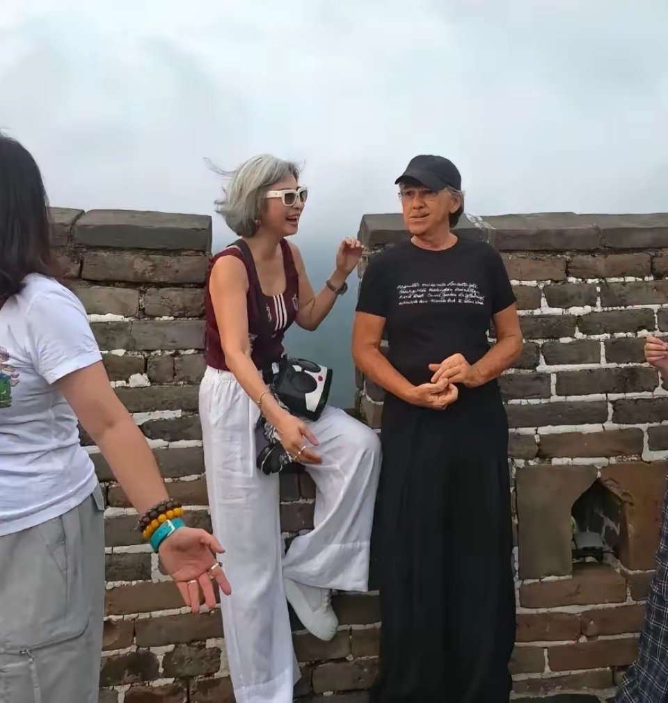 79岁林子祥带着老婆叶蒨文，领着一帮员工去北京爬长城。老两口精神头特别足，爬完脸