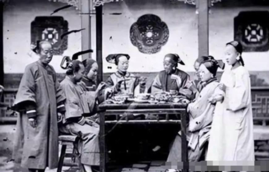1904年，通房丫李氏，站着侍奉丈夫与正妻长达33年。这日，她正在盛饭。谁知，管