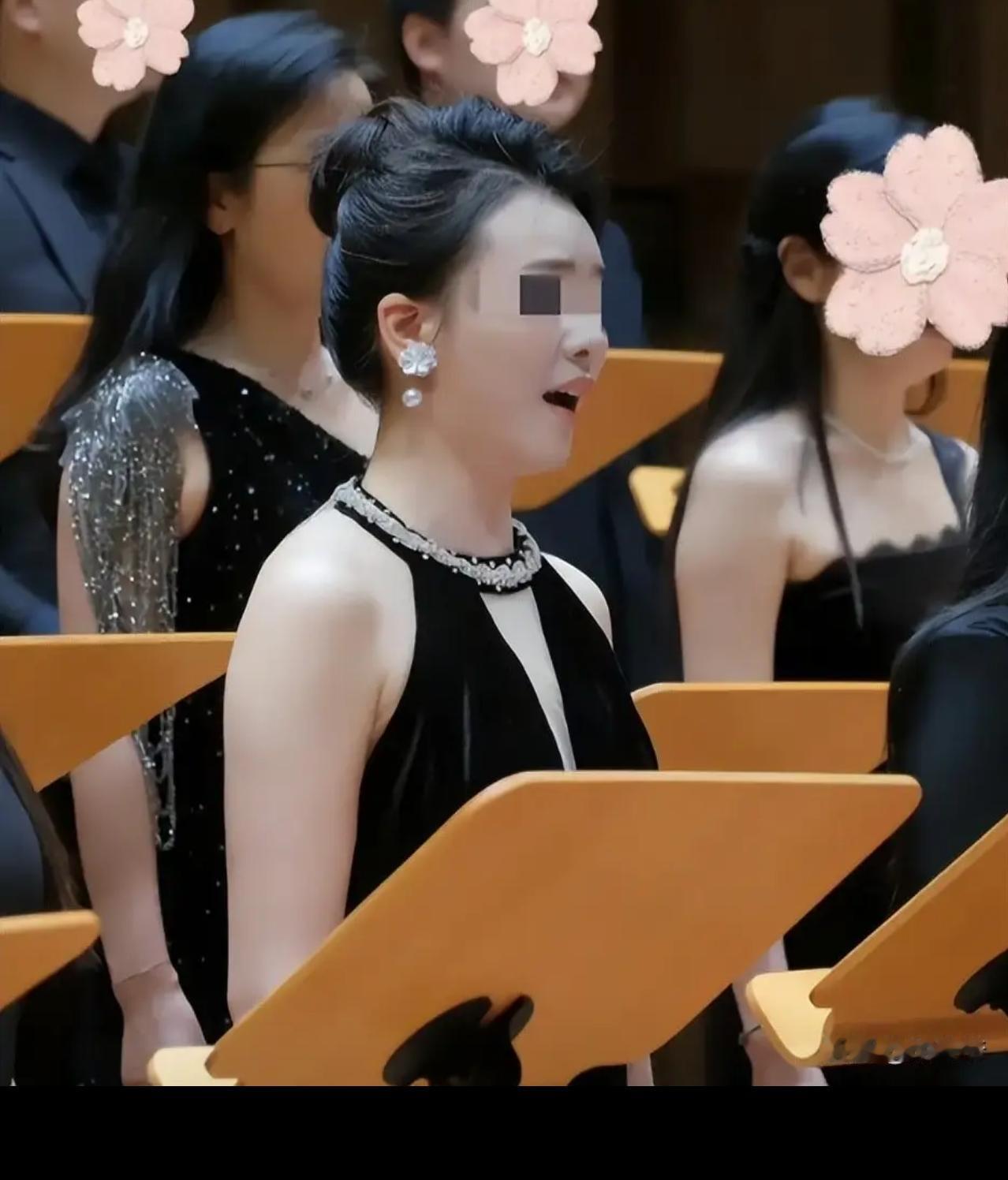 挺漂亮的个小姑娘，又不是故意的，就给她一次改过自新的机会吧！
想来她以后是不会白