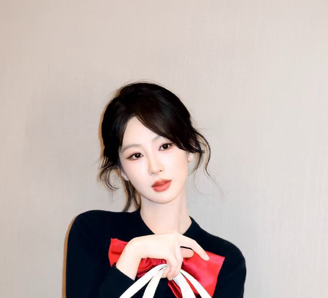 杨紫大方发光杨紫自己发光杨紫啊啊啊啊 ​​​