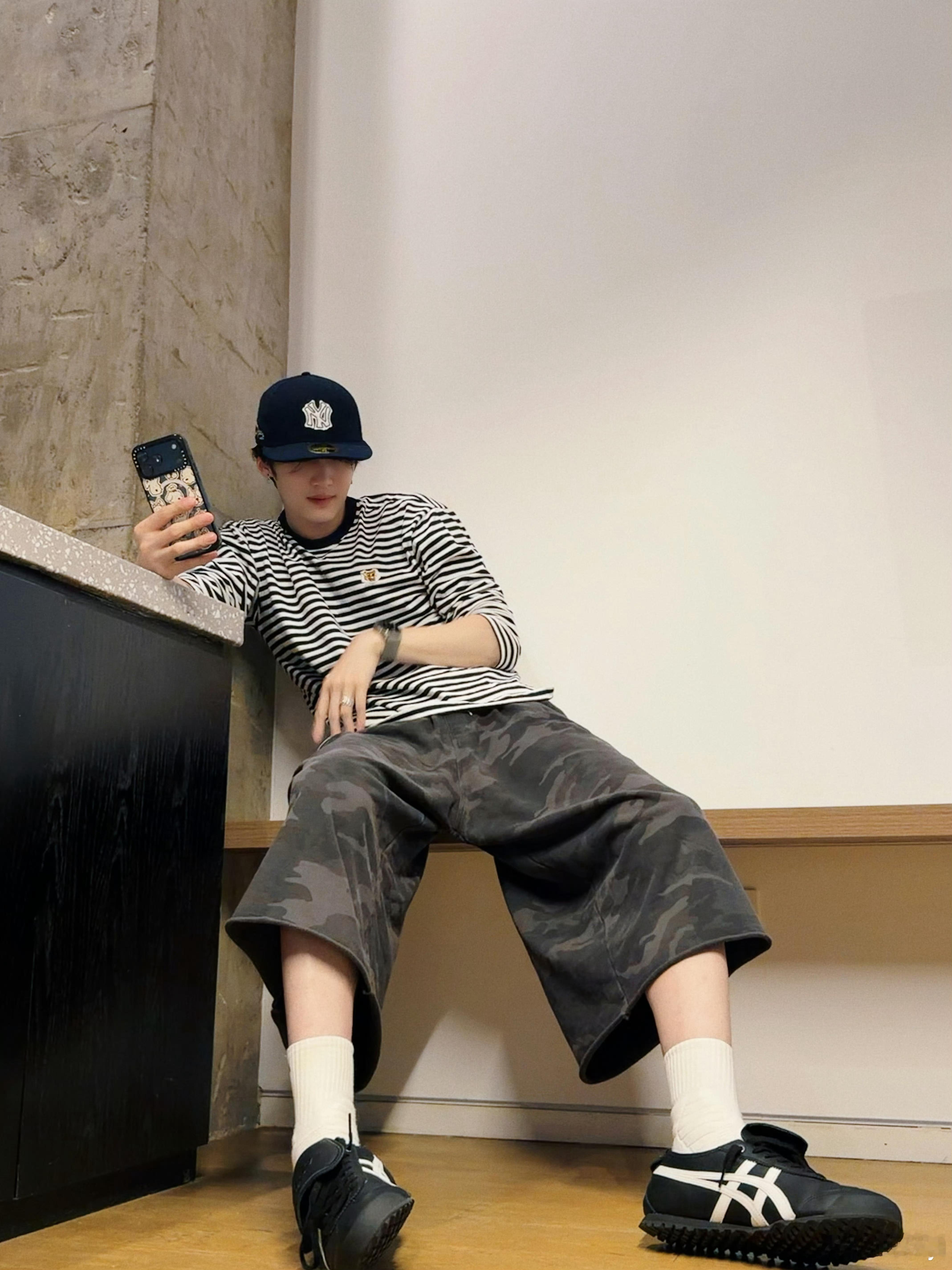 闫桉烽影燃梅香 🍬闫桉华容简 “即使烟雾弥漫 我对你的爱的爱依旧清晰”