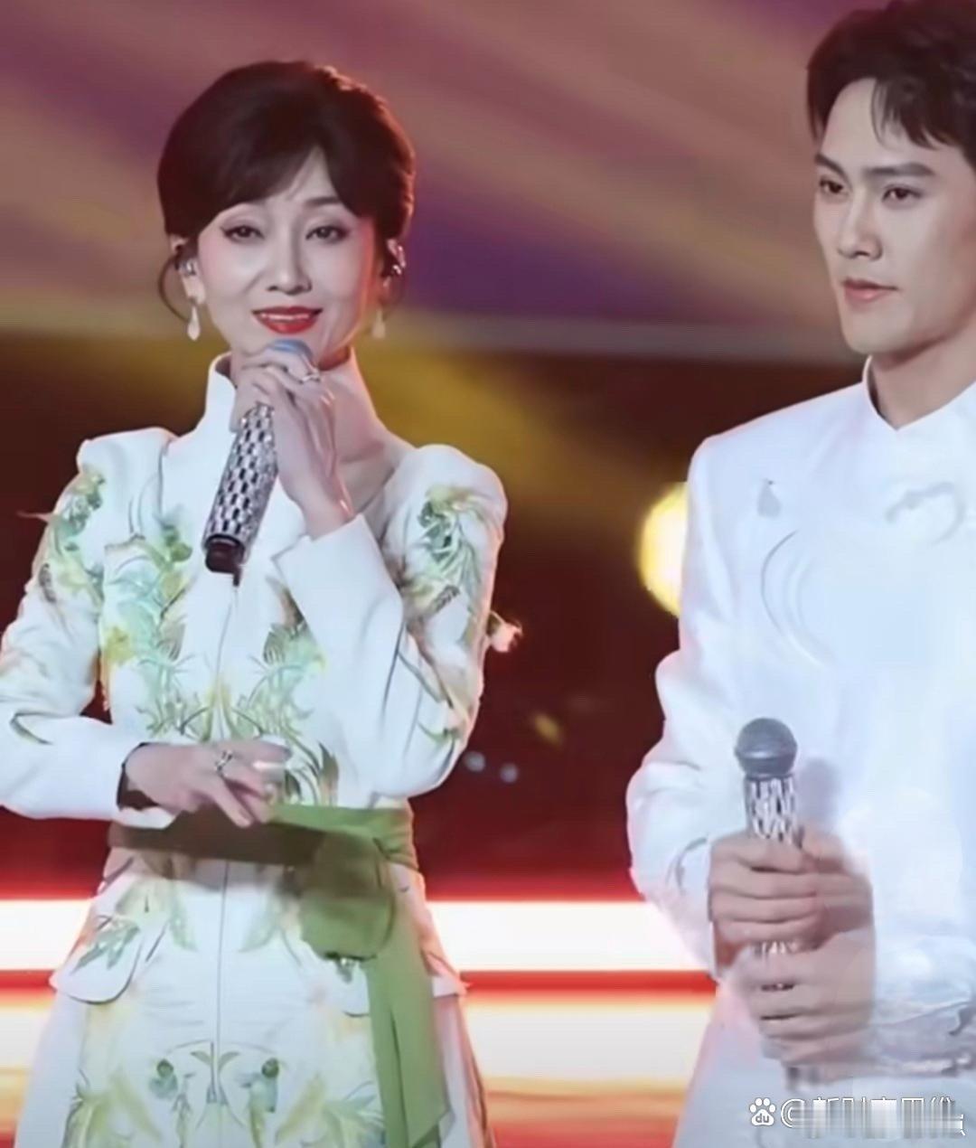 谁能相信这是70岁赵雅芝和40岁儿子！状态好到像姐弟，颜值气质双双在线，太惊艳了