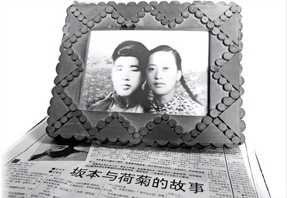 抗日战争中，一名日军趁夜翻进老农家，偷偷将一摞钱塞进窗户，说那是白天白天打他赔礼