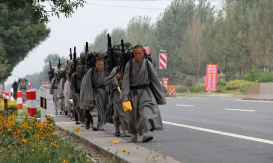辽宁有一群比坐牢还苦的“女僧人”，每天只睡四个小时、吃一顿饭、还要睡野外，她们没