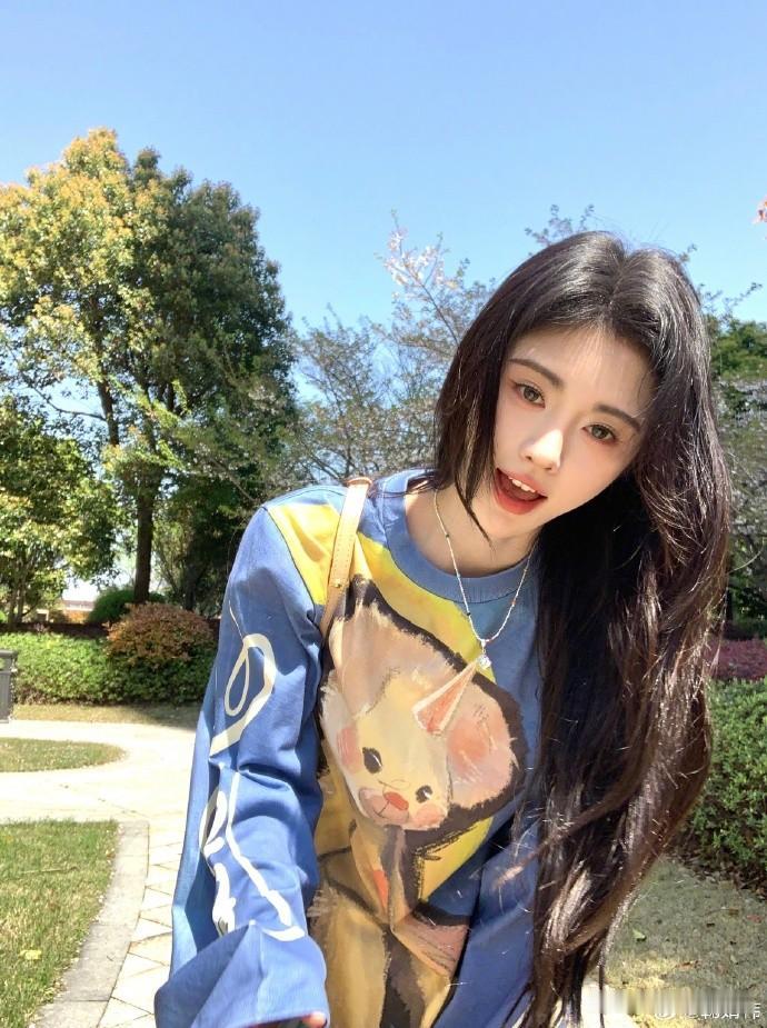 春日里的清新气息——鞠婧祎以青春活力装扮亮相

随着春天的脚步越来越近，人们纷纷