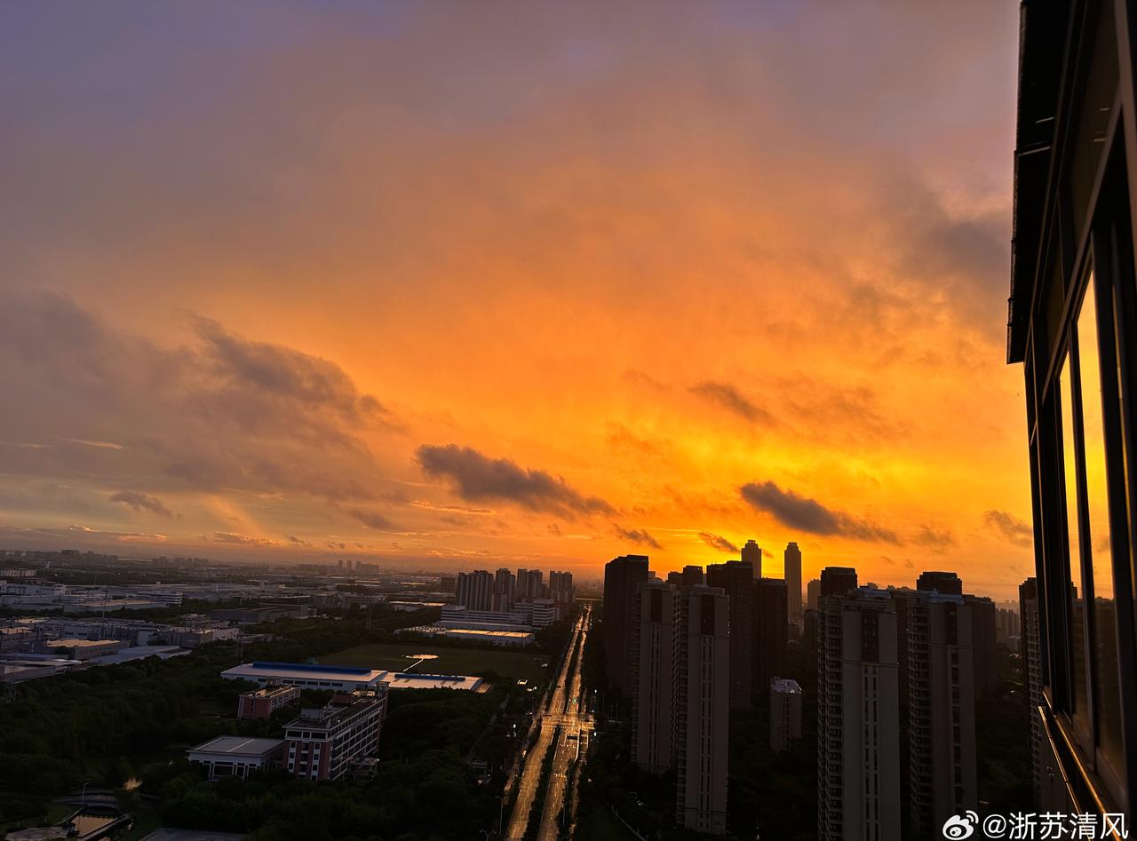 的外外围影响下苏州，2025.9.24，5点4 5分的苏州居然出现了双彩虹，早上